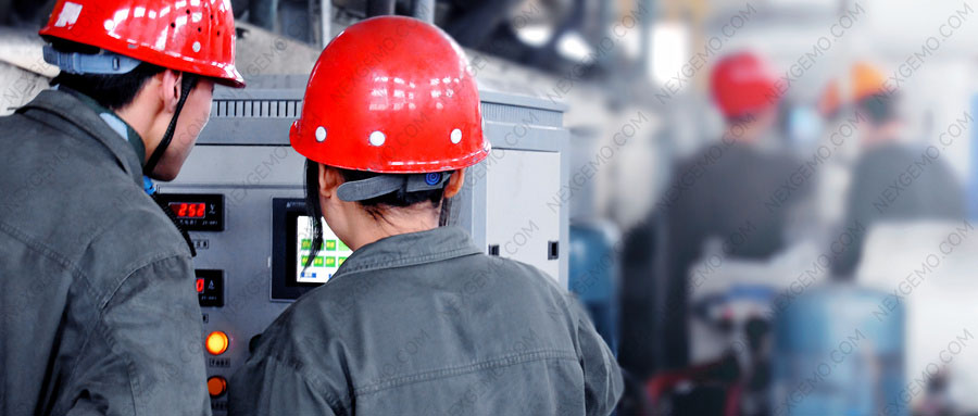 摄图网_500719458_wx_重化工企业人员操作电气设备（企业商用）.jpg